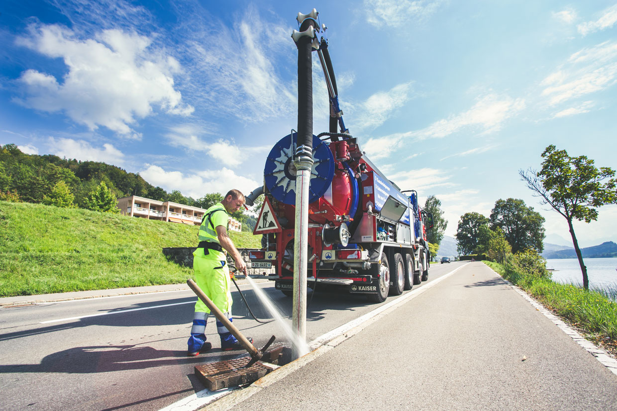 Josef Iten AG Kanalreinigung - Mitarbeiter an der Arbeit